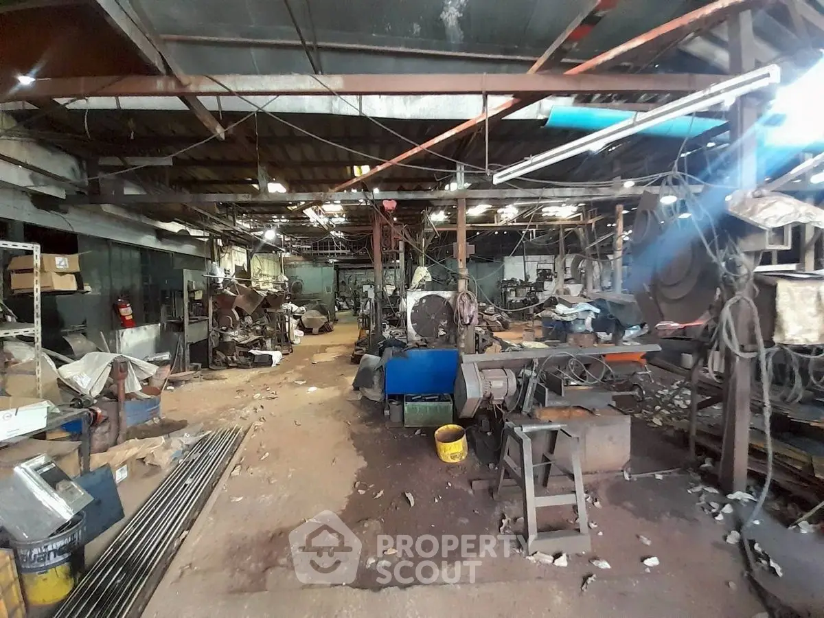 Spacious industrial warehouse with high ceilings and ample storage space