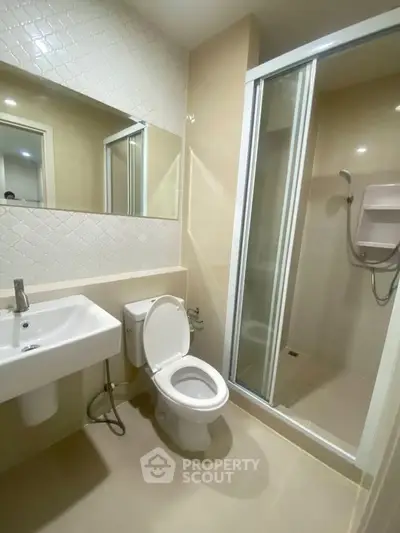 Modern bathroom with shower and sleek fixtures in a contemporary apartment.