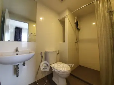 Modern bathroom with shower and sleek fixtures in a contemporary apartment.