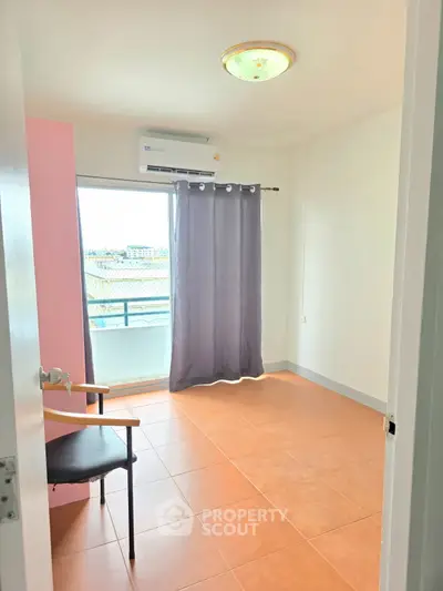 Bright room with balcony access and air conditioning, ideal for cozy living.