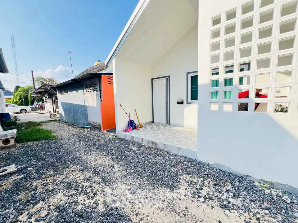 Charming modern house exterior with clean lines and inviting entrance in a serene neighborhood.