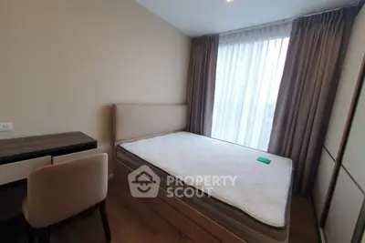 Cozy bedroom with natural light and modern furnishings, ideal for relaxation and comfort.