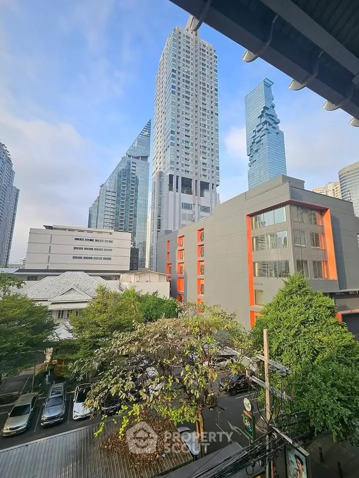 Stunning urban skyline view with modern high-rise buildings and lush greenery, perfect for city living enthusiasts.