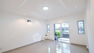 Bright and spacious empty room with balcony access in modern apartment
