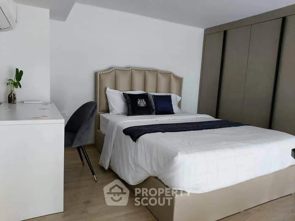 Modern bedroom with elegant decor and spacious wardrobe in a stylish apartment.