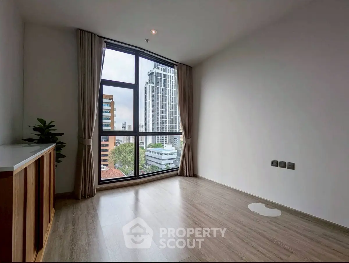 Spacious corner unit with floor-to-ceiling windows offering stunning city views.