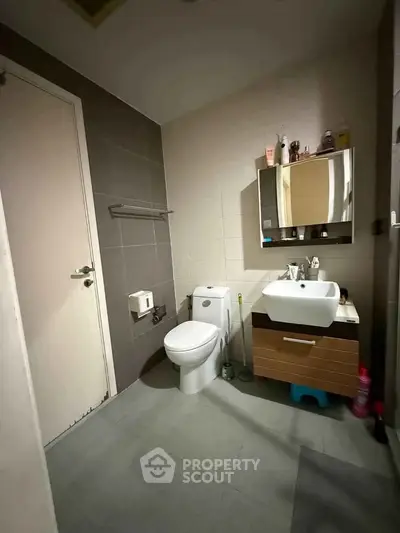 Modern bathroom with sleek fixtures and stylish vanity in contemporary apartment.