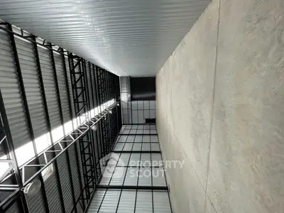 Spacious industrial warehouse with high ceilings and metal framework.