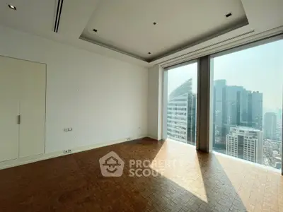 Spacious room with stunning city view and parquet flooring
