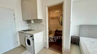Compact apartment with washing machine and bathroom access
