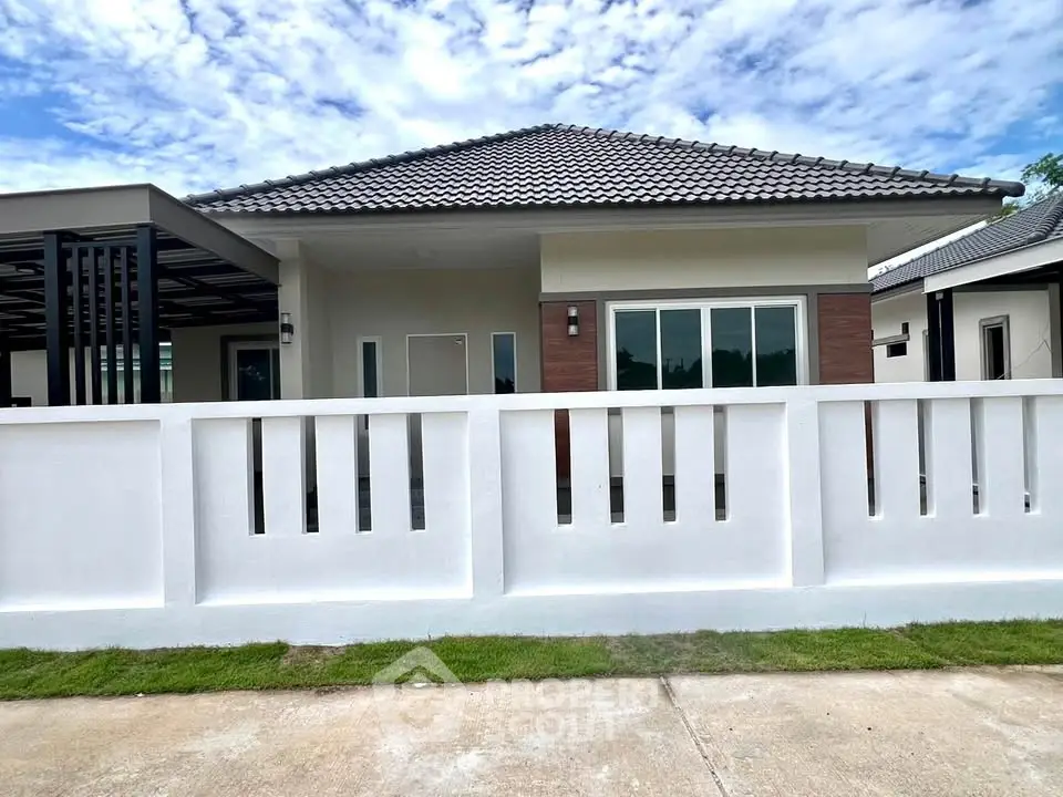 Modern single-story house with sleek design and spacious front yard