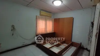 Spacious bedroom with air conditioning and natural light, ready for customization.