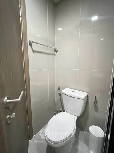 Modern bathroom with sleek design and high-quality fixtures, perfect for a contemporary home.