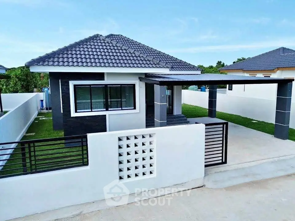 Modern single-story house with sleek design and spacious driveway