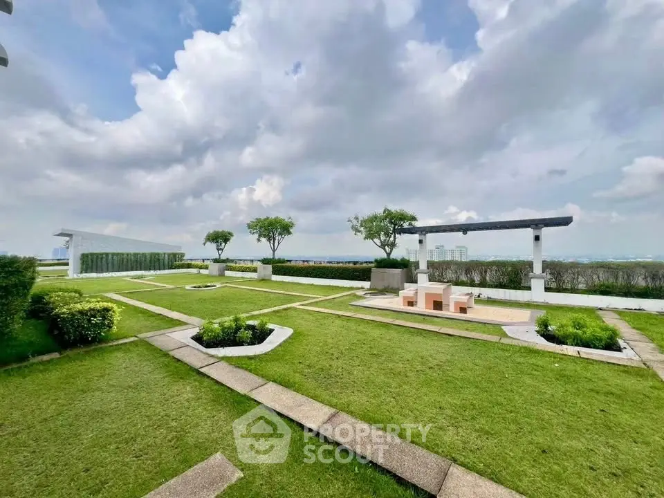 Stunning rooftop garden with lush greenery and panoramic city views, perfect for relaxation and gatherings.