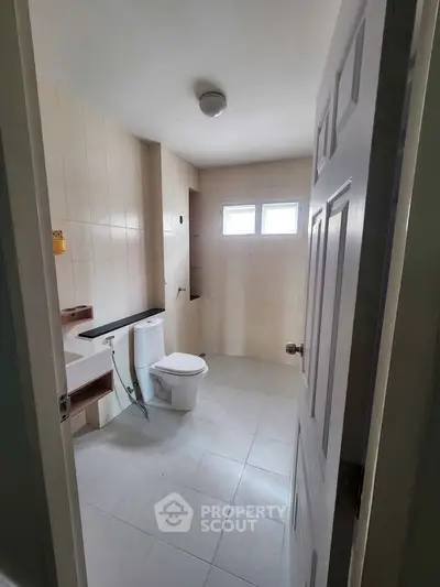 Spacious bathroom with modern fixtures and natural light, perfect for a comfortable living experience.