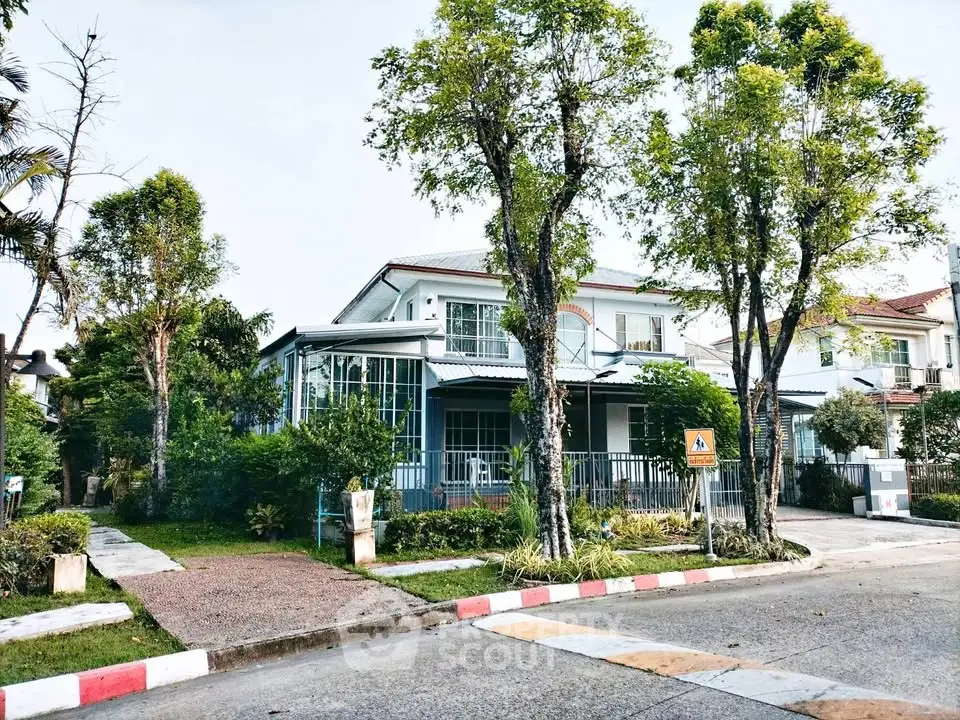 Charming suburban house with lush garden and spacious driveway in a peaceful neighborhood.