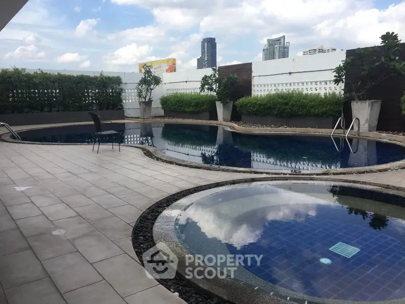  2 Bedrooms Condo at Renova Residence Chidlom Condominium-5