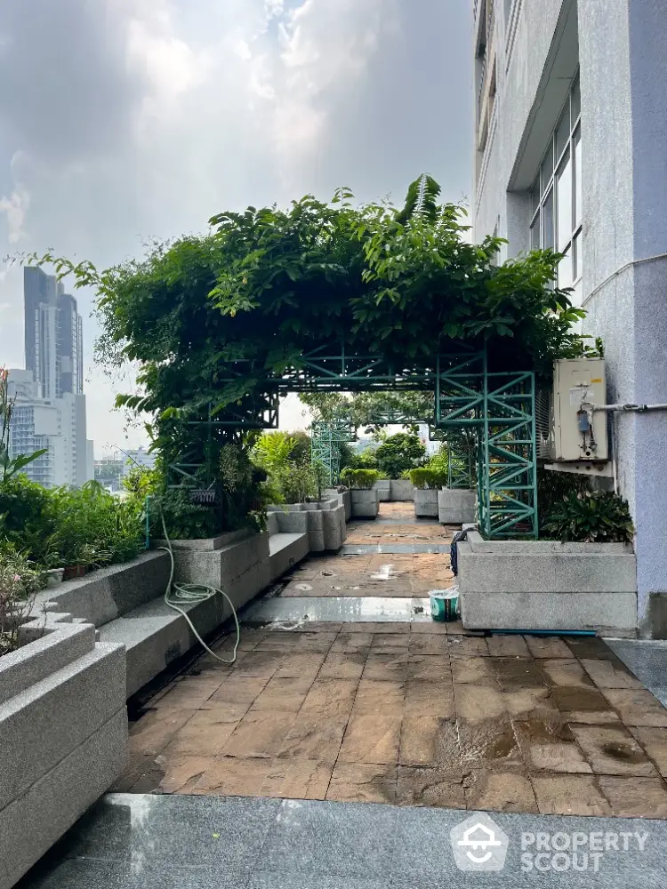 Stunning rooftop garden with lush greenery and city views, perfect for relaxation and entertainment.