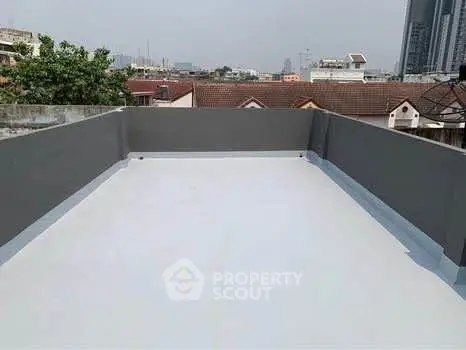 Spacious rooftop area with city views, perfect for outdoor gatherings and relaxation.