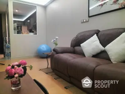 Cozy living room with leather sofa and modern decor, perfect for relaxation.