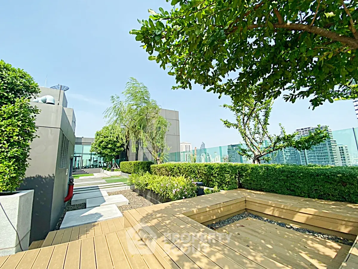 Luxurious rooftop garden with city views and modern landscaping, perfect for relaxation and entertainment.
