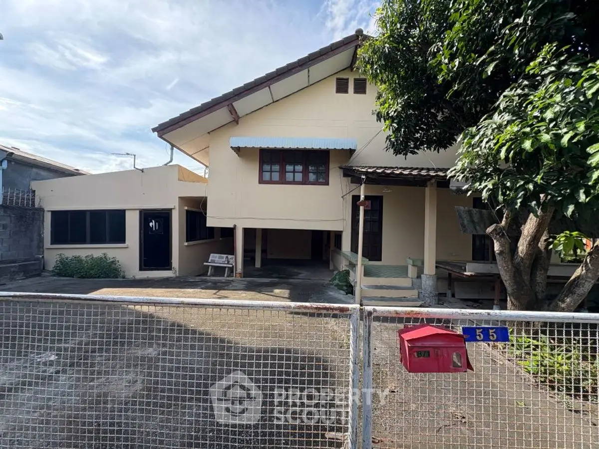 Charming suburban home with spacious driveway and lush greenery, perfect for family living.