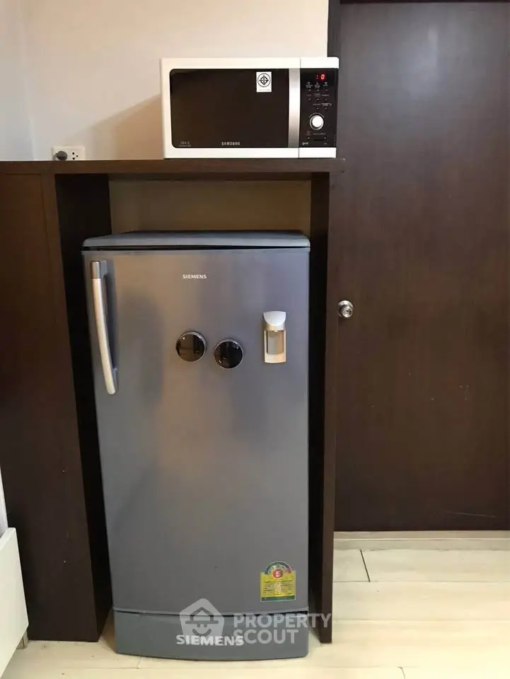 Compact kitchen corner with Siemens fridge and Samsung microwave
