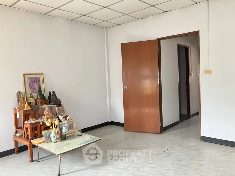Minimalist living room with traditional decor and open doorway