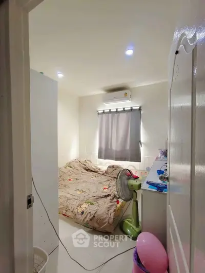 Cozy bedroom with air conditioning and natural light, perfect for comfort and relaxation.