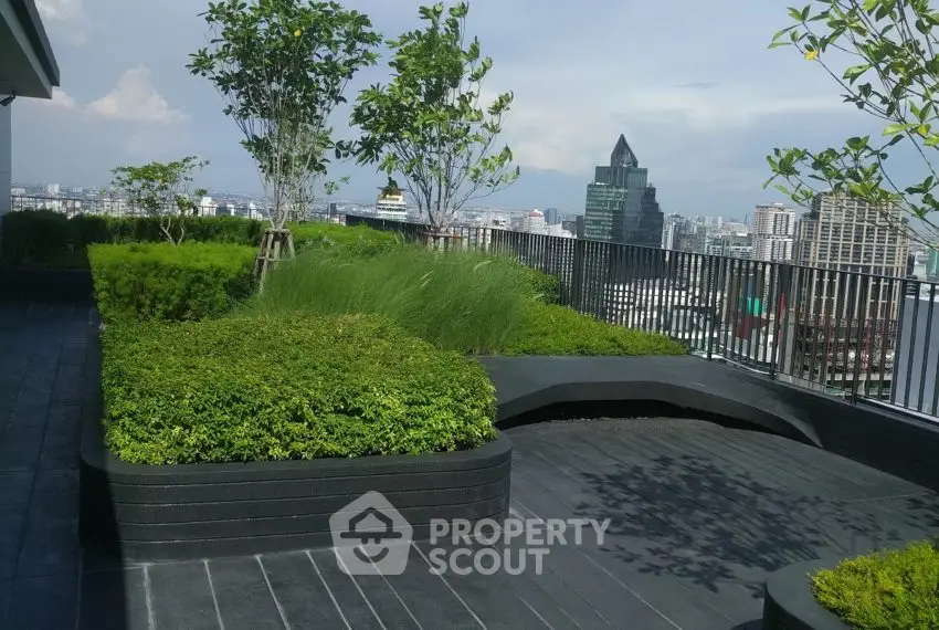 Stunning rooftop garden with city skyline views, perfect for relaxation and entertainment.