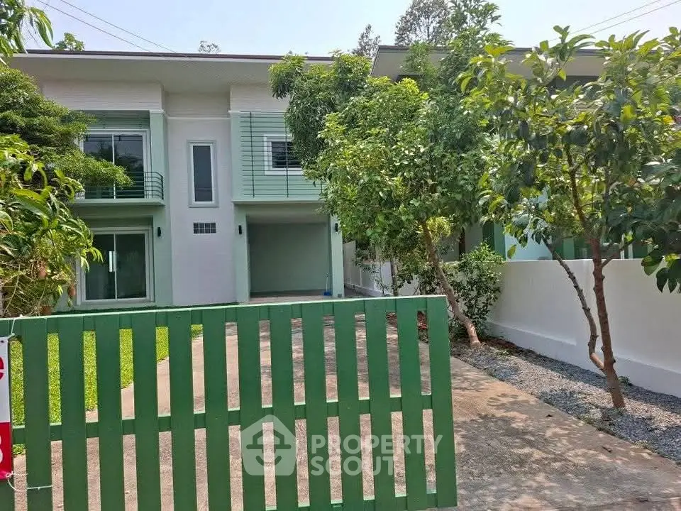 Charming modern house with lush garden and spacious driveway