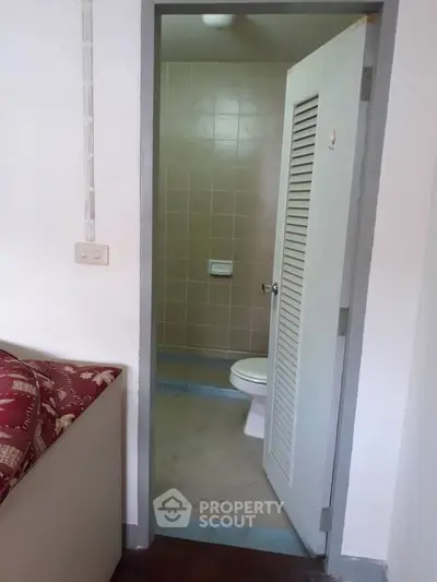 Cozy apartment with bathroom view, featuring tiled walls and a comfortable atmosphere.