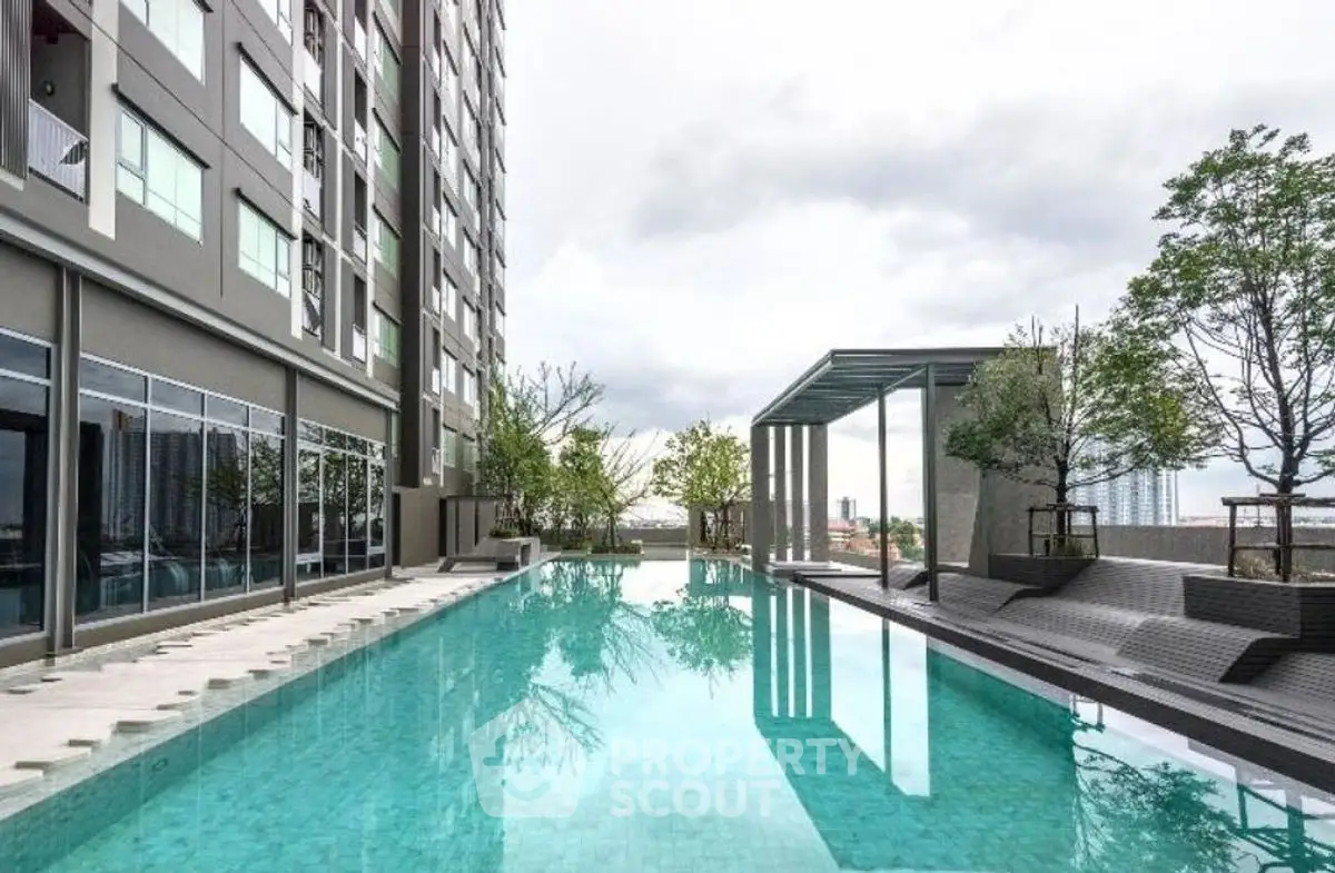 Luxurious modern apartment with stunning rooftop pool and city views