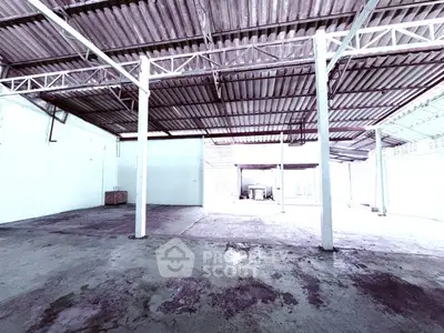Spacious industrial warehouse with high ceilings and open floor plan, ideal for storage or manufacturing.