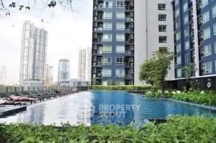 Luxurious high-rise apartment with stunning pool and city view