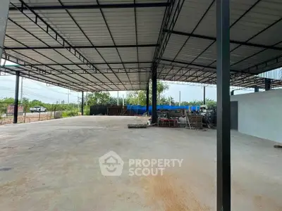 Spacious industrial warehouse with open layout and high ceilings, ideal for storage or manufacturing.