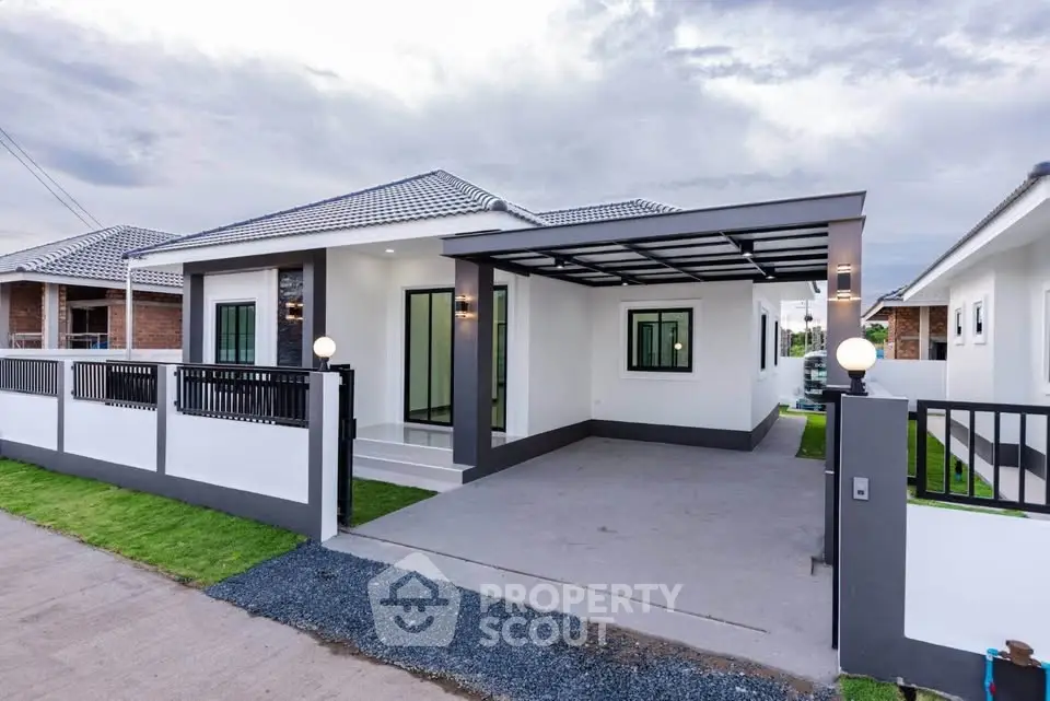 Modern single-story house with carport and stylish exterior design.