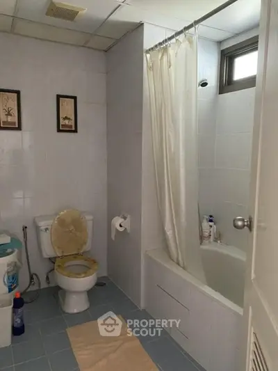 Cozy bathroom with bathtub and shower curtain, ideal for relaxation.