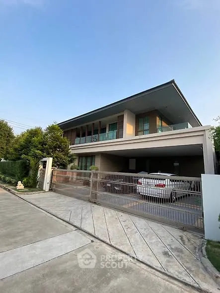 Luxurious modern house with spacious driveway and sleek architectural design