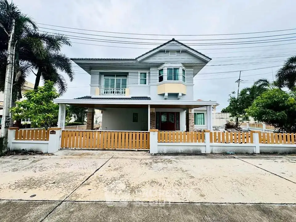 Charming two-story house with a spacious front yard and modern architecture, perfect for family living.