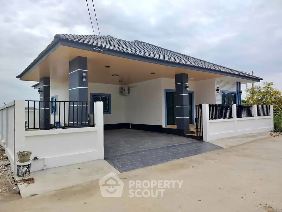 Modern single-story house with spacious driveway and sleek design, perfect for family living.