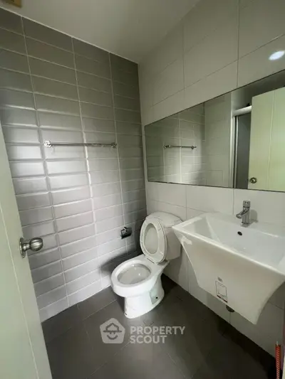 Modern bathroom with sleek tiles and contemporary fixtures
