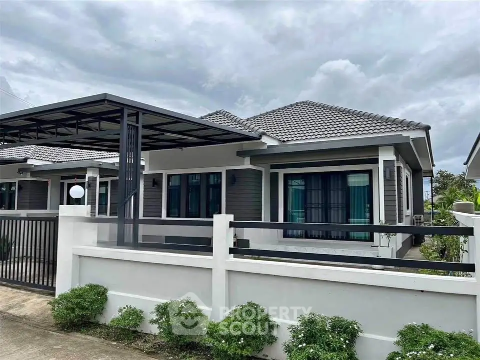 Charming modern single-story house with sleek design and lush greenery, perfect for family living.