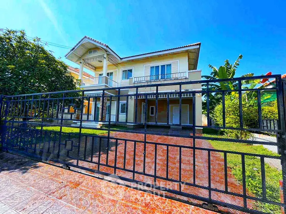 Stunning two-story house with spacious garden and modern design, perfect for family living.