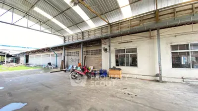 Spacious industrial warehouse with high ceilings and ample parking space