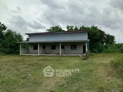 Rural property with spacious land and simple structure, ideal for development or agricultural use.