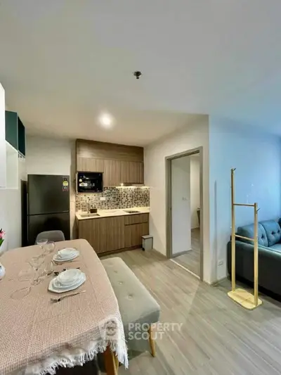 Modern open-layout kitchen and dining area with stylish decor and cozy ambiance.