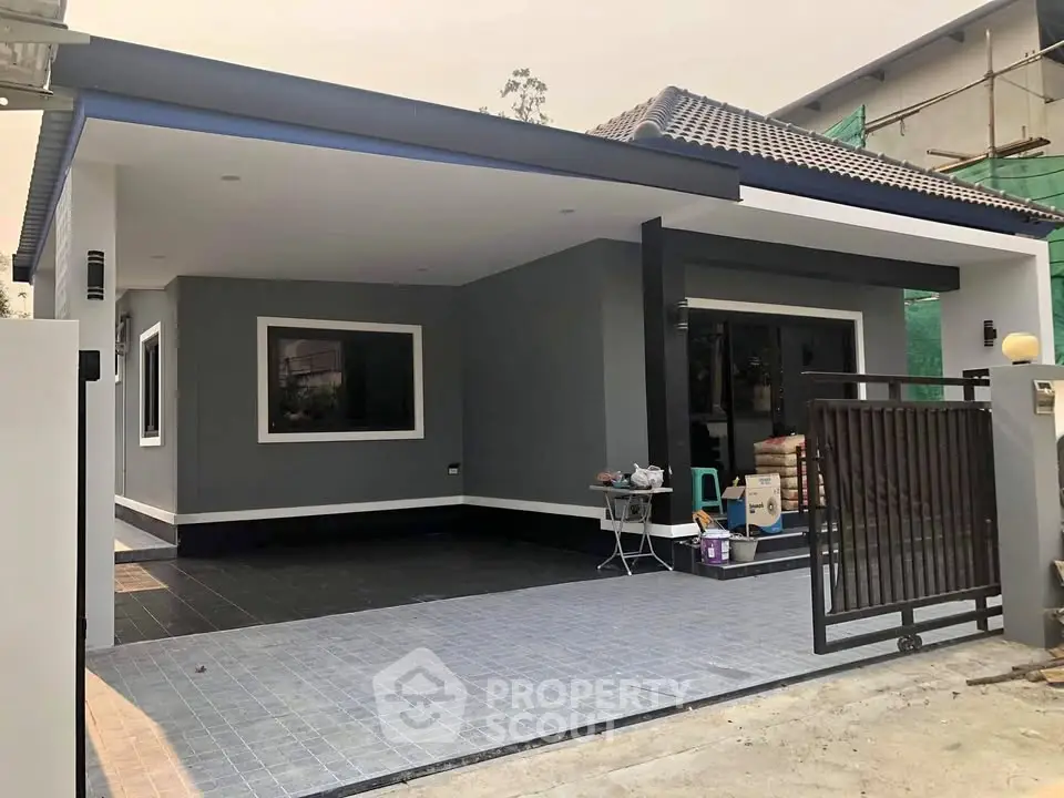 Modern single-story house with spacious driveway and sleek design