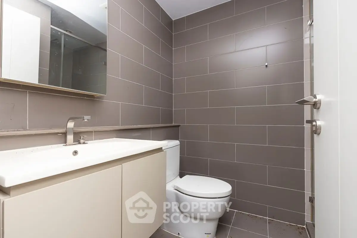 Modern bathroom with sleek design and neutral tiles